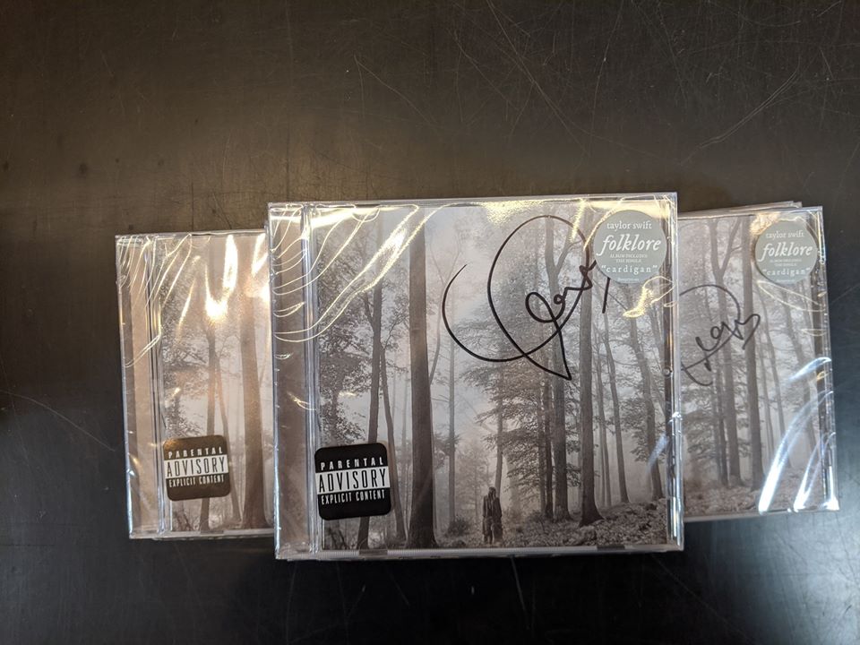 Taylor Swift Sends Signed Album